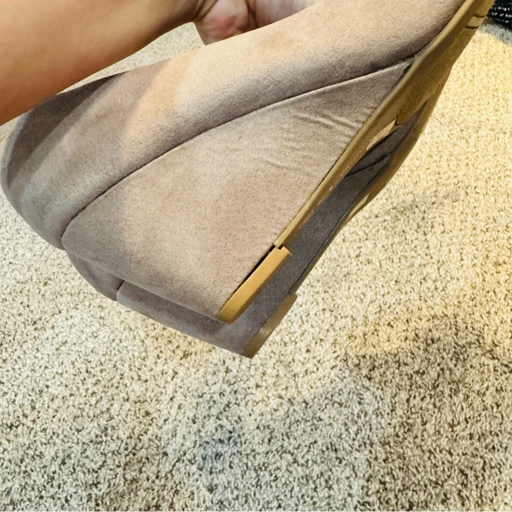 CL by Chinese Laundry Nima Wedge Pump Taupe Super Suede Like New Size 10